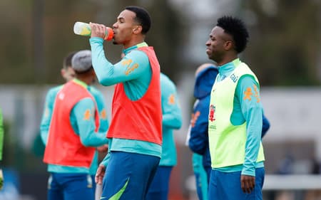 Vini Jr, atacante da Seleção Brasileira, durante treino em Londres