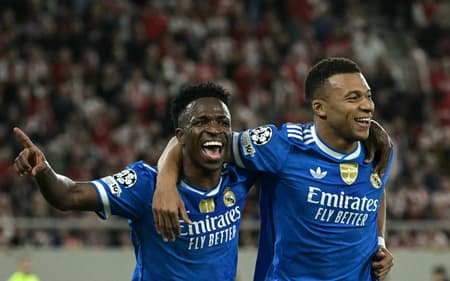 Vini Jr e Kylian Mbappé comemoram gol do Real Madrid na Champions League (Foto: Angelos Tzortzinis / AFP)