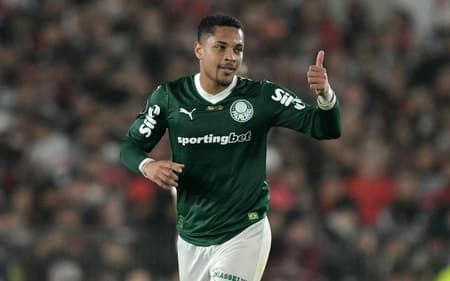 Vitor Roque comemora seu gol no jogo do Palmeiras contra o River Plate pelas quartas da Libertadores