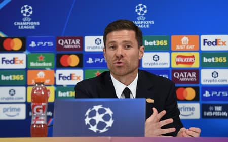 Xabi Alonso em coletiva de imprensa antes de Liverpool x Real Madrid pela Champions League (Foto: PETER POWELL / AFP)