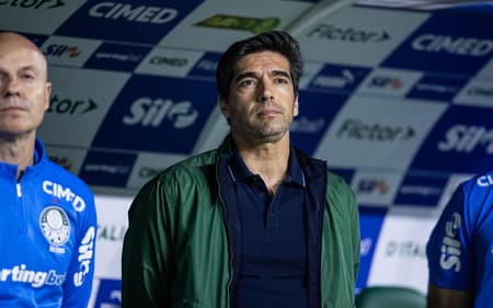 Abel Ferreira no duelo entre Palmeiras x Santos (Foto: JHONY INACIO/Agencia Enquadrar/Gazeta Press)