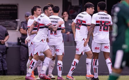 Elenco do São Paulo celebra gol na vitória diante do Juventude, na Vila Belmiro. (Foto: Victor Froes/Agência F8/Gazeta Press)
