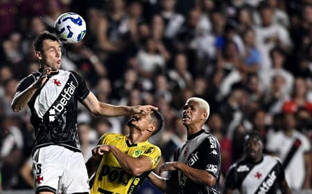 Lucas Piton, do Vasco, em ação contra o Mirassol (Foto: André Fabiano/Código 19/Gazeta Press)