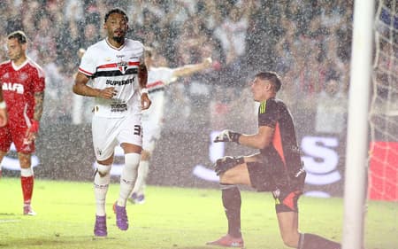 Sabino, São Paulo, sai para comemorar gol