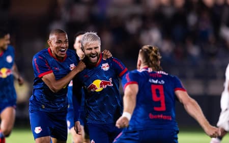 Eduardo Sasha comemora gol do Bragantino contra o Vitória (Foto: Wanderson Oliveira/PxImages/GazetaPress)