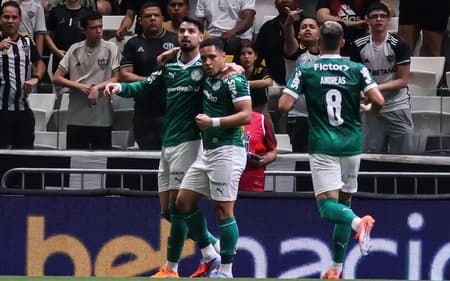 Jogadores do Palmeiras comemoram gol marcado