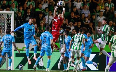 Gabriel Brazão acumula 54 jogos com a camisa do Santos nesta temporada. (Foto: Luiz Erbes/ Agif/Gazeta Press)