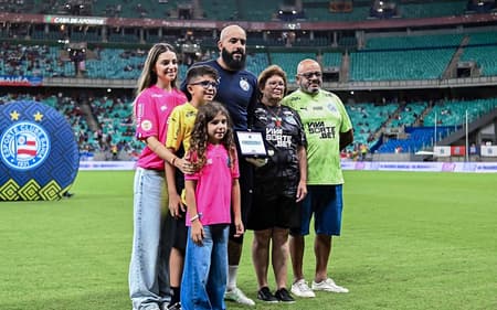 Danilo Fernandes é homenageado pela família em sua despedida da Fonte Nova (Foto: Rafael Falcao/Pera Photo Press)