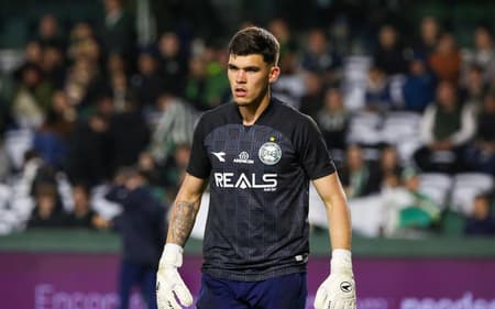 Pedro Morisco foi a grande revelação do Coritiba nesta temporada (Foto: Luiz Delgado/Agência F8/Gazeta Press)