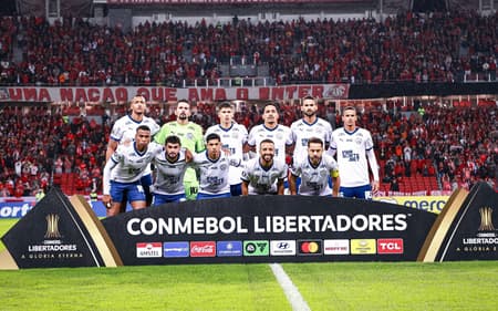 Time do Bahia reunido antes do jogo contra o Inter pela Libertadores (Foto: Maxi Franzoi/AGIF/GazetaPress)