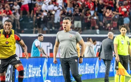 Jair Ventura comemora gol do Vitória contra o São Paulo (Foto: Junior Damasceno/MyPhoto Press/Gazeta Press)