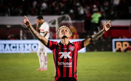 Matheuzinho celebra permanência do Vitória na Série A (Foto: Joao Aurelio/Pera Photo Press)