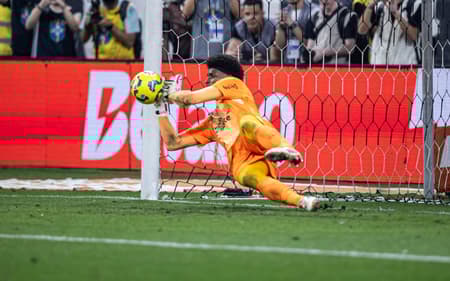 Hugo Souza defendeu a cobrança de Gabigol (Foto: Jhony Inacio/Agencia Enquadrar/Gazeta Press)