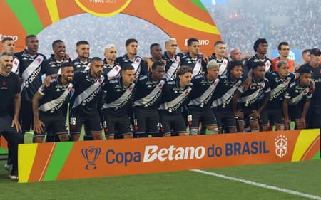 Time do Vasco perfilado antes da final da Copa do Brasil (Foto: Theo Daolio/MOCHILA PRESS)