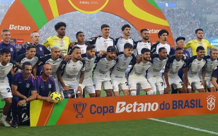 Time do Corinthians perfilado antes da final da Copa do Brasil (Foto: Theo Daolio/MOCHILA PRESS)