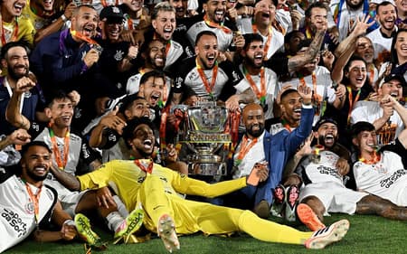 Jogadores com Corinthians com a taça da Copa do Brasil (Foto: AndrÃ© Fabiano/Código19/Gazeta Press)