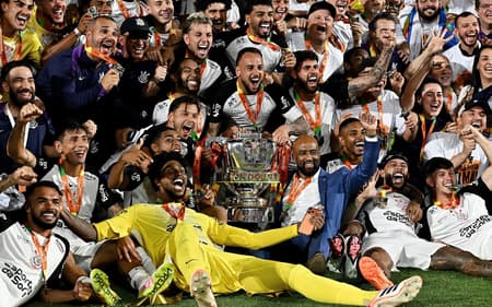 Jogadores com Corinthians com a taça da Copa do Brasil (Foto: AndrÃ© Fabiano/Código19/Gazeta Press)