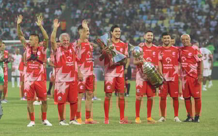 Jogadores do Flamengo mostram taças do Brasileirão e da Libertadores para a torcida (Foto: WILLIAM FELISMINO/Agencia Enquadrar/Gazeta Press) Agencia Enquadrar/Agencia Enquadrar)
