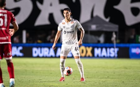 JP Chermont acumula 52 jogos com o time profissional do Santos. (Foto: Guilherme Veiga/UAI FOTO)