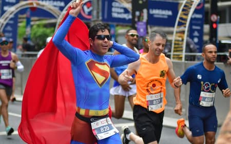 Competidor fantasiado de Super-Homem na São Silvestre 2025 (Foto: Eduardo Carmim/Photo Premium/Gazeta Press)