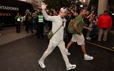 Paulinho na chegada do Palmeiras em Lima - final da Libertadores