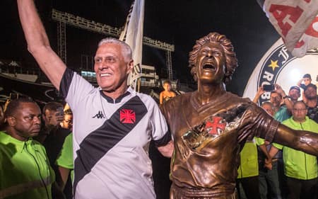 Dinamite em São Januário com sua estátua