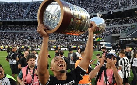 Marlon Freitas, do Botafogo, com o troféu da Libertadores (Foto: Vítor Silva/Botafogo)