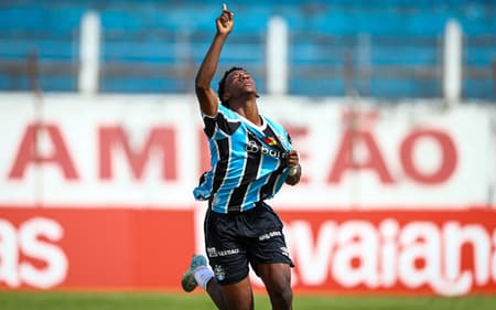 Gabriel Mec abre o placar para o Grêmio contra o Goiás (Foto: Angelo Pieretti/Grêmio FBPA)