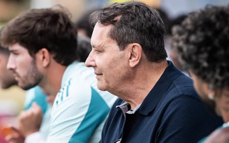 Pedro Lourenço assiste treino do Cruzeiro(Foto: Gustavo Aleixo/Cruzeiro)