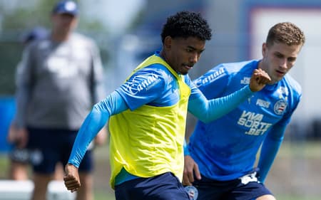 Jota e Vitinho se enfrentam em treino do Bahia (Foto: Rafael Rodrigues / EC Bahia)