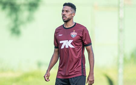 Willian Oliveira treina com bola após se recuperar de lesão (Foto: Victor Ferreira / EC Vitória)