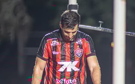 Raúl Cáceres sai machucado do jogo contra o Palmeiras (Foto: Victor Ferreira / EC Vitória)