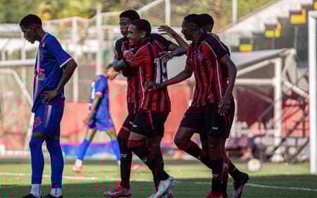 Jogadores do sub-20 do Vitória comemoram gol contra o Americano (Foto: Karla Porto / EC Vitória)