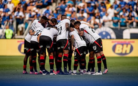 Jogadores do Vitória reunidos antes da partida contra o Cruzeiro (Foto: Victor Ferreira / EC Vitória)