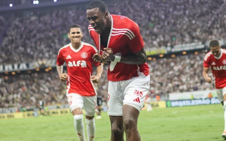 Ricardo Mathias comemora gol redentor do Internacional