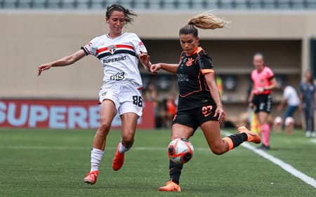 Corinthians e São Paulo no jogo de ida da semifinal do Paulistão Feminino. (Foto: Rebeca Reis/Ag.Paulistão)