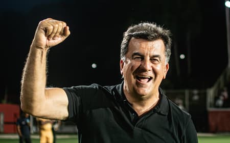 Fábio Mota comemora vitória no Barradão (Foto: Victor Ferreira / EC Vitória)