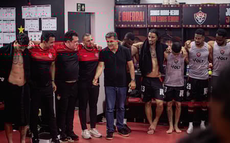 Fábio Mota discursa no vestiário do Vitória (Foto: Victor Ferreira / EC Vitória)