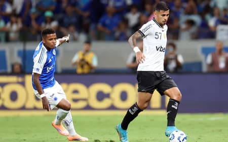 David Ricardo em ação no empate entre Cruzeiro e Botafogo (Foto: Vítor Silva)