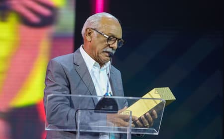 Júnior, ídolo do Flamengo, durante premiação do Brasileirão (Foto: Divulgação/CBF)