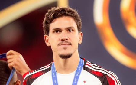 Pedro recebe medalha depois do Flamengo vencer o Dérbi das Américas (Foto: Adriano Fontes/Flamengo)