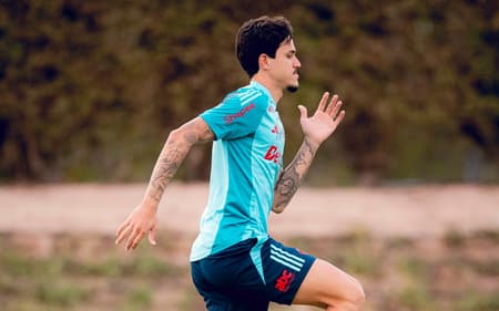 Pedro durante treino em Doha (Foto: Gilvan de Souza/Flamengo)