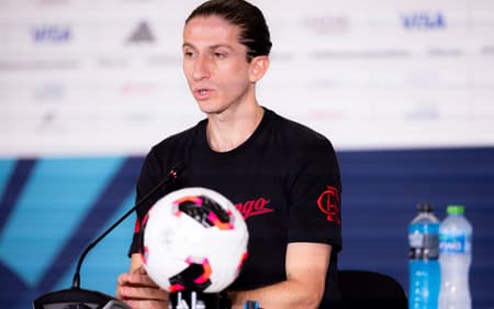 Filipe Luís em coletiva de imprensa no Mundial (Foto: Adriano Fontes/Flamengo)
