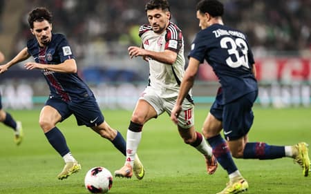 Arrascaeta com a abola em PSG x Flamengo pelo Mundial de Clubes (Foto: Gilvan de Souza/Flamengo)