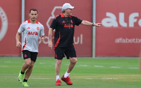 Bruno Gomes e Abel Braga em treino do Internacional