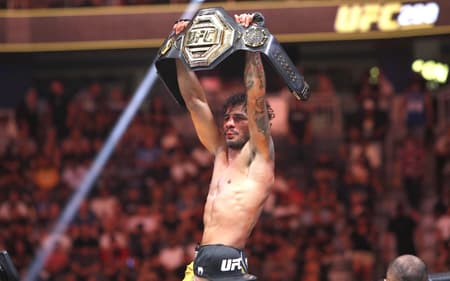 Alexandre Pantoja com cinturão dos moscas no UFC (Foto: Steve Marcus/Getty Images/AFP)