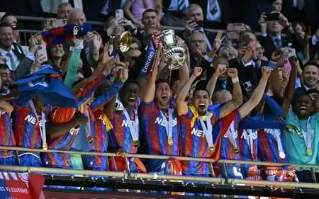 Jogadores do Crystal Palace erguem o troféu (Foto: Glyn KIRK / AFP)