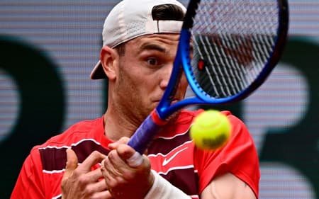 O britânico Jack Draper devolve de forehand na partida contra o brasileiro João Fonseca em Roland Garros (Foto: JULIEN DE ROSA / AFP)