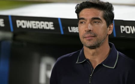 Abel Ferreira antes de River Plate x Palmeiras pela Libertadores (Foto: Juan MABROMATA / AFP)