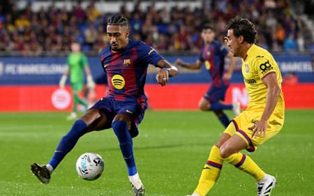 Raphinha conduz a bola em Barcelona x Getafe (Foto: Josep LAGO / AFP)